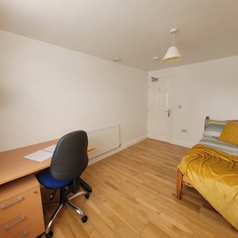 Room 6 in 12 bed house - Image 2