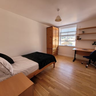 Room 8 in 12 bed house - Image 1