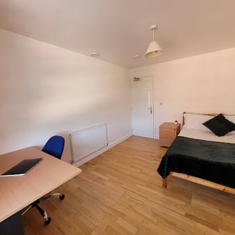 Room 8 in 12 bed house - Image 3