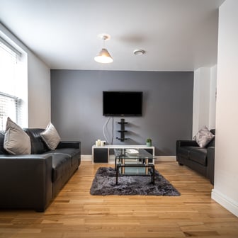 Room 2 in 12 bed house - Image 2