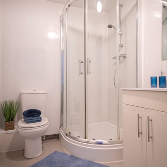 Room 2 in 12 bed house - Image 6