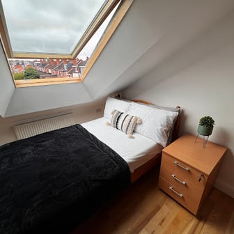 Room 9 in 12 bed house - Image 2