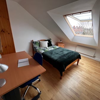 Room 10 in 12 bed house - Image 1