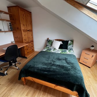 Room 10 in 12 bed house - Image 2