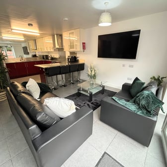 Top Floor Flat- 2 Bedrooms - Image 5