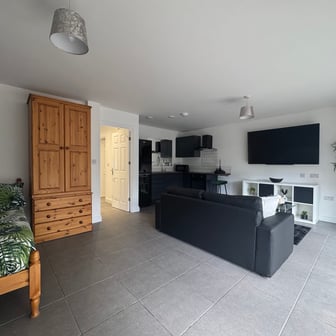 1 Bedroom Studio - Image 1