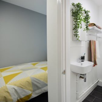 Ensuite With Kitchen - Image 5