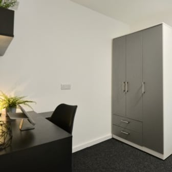 Ensuite With Kitchen - Image 7