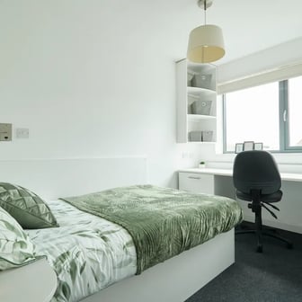 Refurbished Classic 4 Bed En-Suite - Image 1