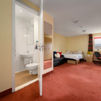 6 Bedroom Apartment – Deluxe - Image 1