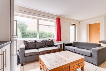 6 bed house, St Michaels Place, St Stephens, Kent, CT27HQ - Image 2