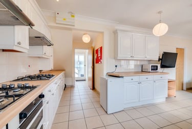 5 bed house, Warwick Road - Professional, Christchurch, Kent, CT11RQ - Image 2