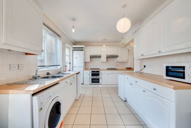 5 bed house, Warwick Road - Professional, Christchurch, Kent, CT11RQ - Image 1