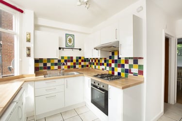 2 bed flat, Station Road West, St Stephens, Kent, CT28AN - Image 1