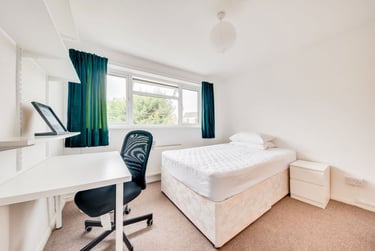 1 bed house, St Michaels Road - Room, St Stephens, Kent, CT27HQ - Image 1