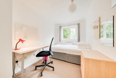 1 bed house, St Michaels Road - Room, St Stephens, Kent, CT27HQ - Image 1