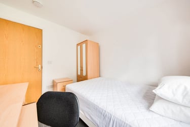 1 bed house, St Dunstans Close - Room, St Stephens, Kent, CT28LP - Image 6