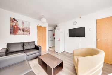 1 bed house, Godden Road - Room, Hales Place, Kent, CT27BZ - Image 1