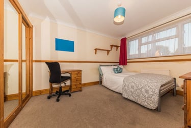 6 bed house, Field Avenue, Sturry, Canterbury, CT11TS - Image 1
