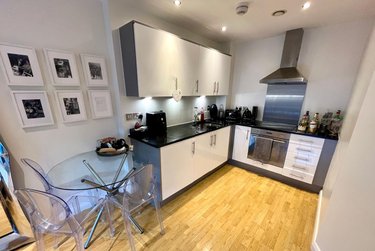 1 bed flat, Waterloo Street, Clarence Dock, Leeds, LS101GY - Image 1