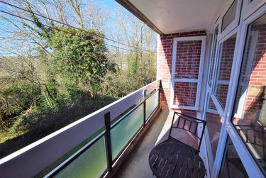3 bed flat, Hawe Close, Hales Place, Canterbury, CT27DL - Image 2
