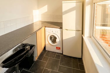 2 bed flat, c Peveril Street - 16844, Radford, Nottingham, NG74AH - Image 2