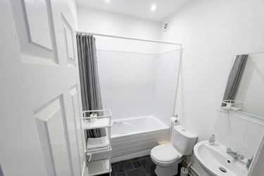 2 bed flat, c Peveril Street - 16844, Radford, Nottingham, NG74AH - Image 5
