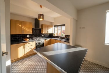 5 bed house, Beeston Road - 5 Bed, Dunkirk, Nottingham, NG72JR - Image 1