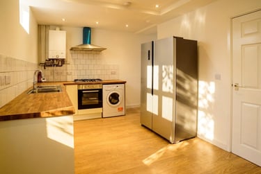 8 bed house, Queens Road - 8 bed, Beeston, Nottingham, NG92GS - Image 1