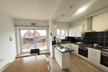5 bed house, Clifford Street - 5 bed, Radford, Nottingham, NG73NW - Image 1
