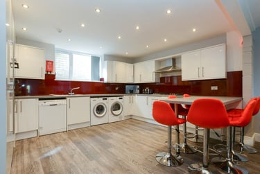 6 bed house, Wellington Square, Radford, Nottingham, NG71NG - Image 1