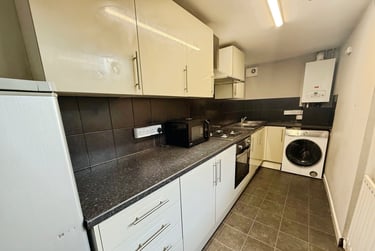 6 bed house, Frederick Grove, Lenton, Nottingham, NG71SG - Image 1