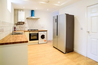 7 bed house, Queens Road - Copy, Beeston, Nottingham, NG92GS - Image 2