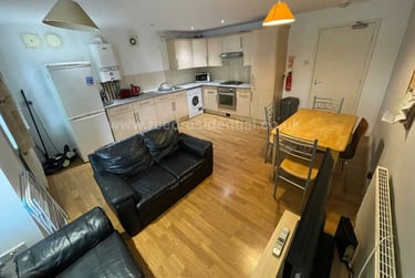 4 bed flat, Chapel Court, Lenton, Nottingham, NG71HP - Image 1