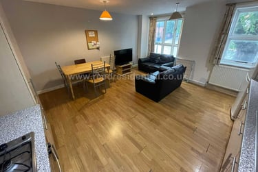 4 bed flat, Chapel Court, Lenton, Nottingham, NG71HP - Image 2