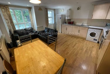 4 bed flat, Chapel Court, Lenton, Nottingham, NG71HP - Image 3