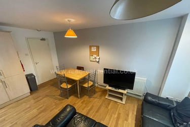 4 bed flat, Chapel Court, Lenton, Nottingham, NG71HP - Image 4