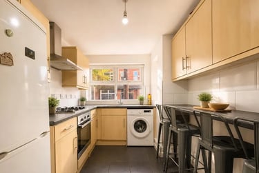 6 bed house, Derby Grove, Radford, Nottingham, NG71PF - Image 1