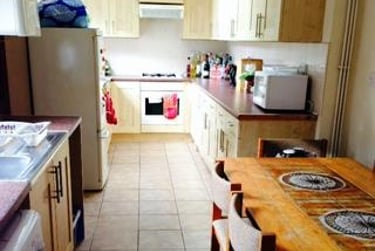 6 bed house, Teversal Avenue - 6 Bed Bills Inc, Radford, Nottingham, NG71PY - Image 1