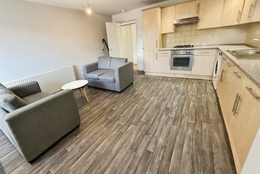 4 bed flat, Chapel Court, Lenton, Nottingham, NG71HP - Image 1