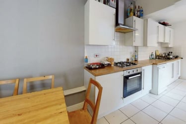6 bed house, Beeston Road, Dunkirk, Nottingham, NG72JR - Image 2