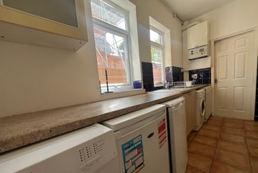 5 bed house, Dawlish Road - 5 bed, Selly Park, Birmingham, B297AR - Image 2