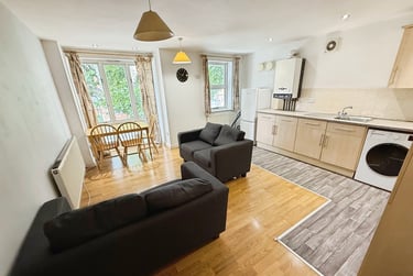 4 bed flat, Chapel Court, Lenton, Nottingham, NG71HP - Image 1