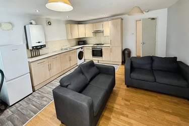 4 bed flat, Chapel Court, Lenton, Nottingham, NG71HP - Image 3