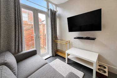 3 bed flat, Flat 1 - 1 Balfour Road, Radford, Nottingham, NG71NY - Image 1