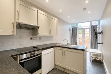 3 bed flat, Flat 1 - 1 Balfour Road, Radford, Nottingham, NG71NY - Image 2