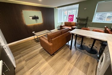 4 bed flat, Chapel Court, Lenton, Nottingham, NG71HP - Image 1