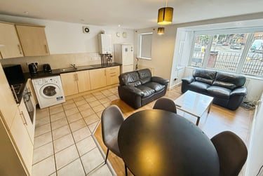 4 bed house, Chapel Court, Lenton, Nottingham, NG71HP - Image 1