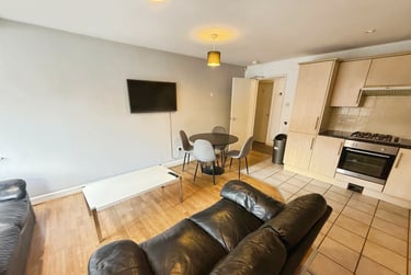 4 bed house, Chapel Court, Lenton, Nottingham, NG71HP - Image 2