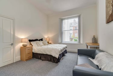 2 bed flat, The Crescent, City centre, Plymouth, PL13AB - Image 3